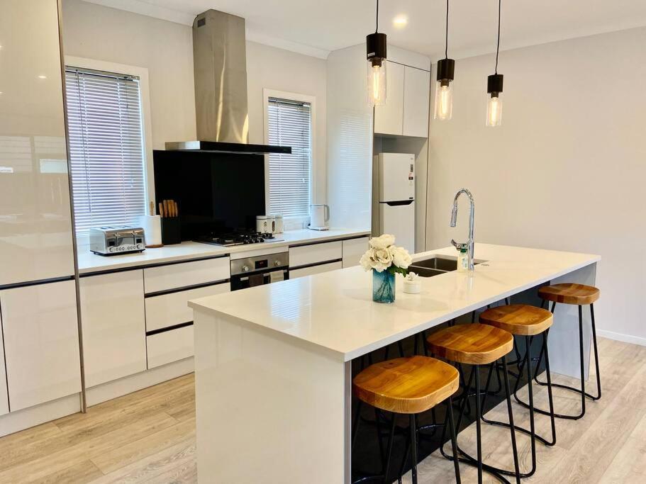 Morden Spacious New House Hamilton Bagian luar foto