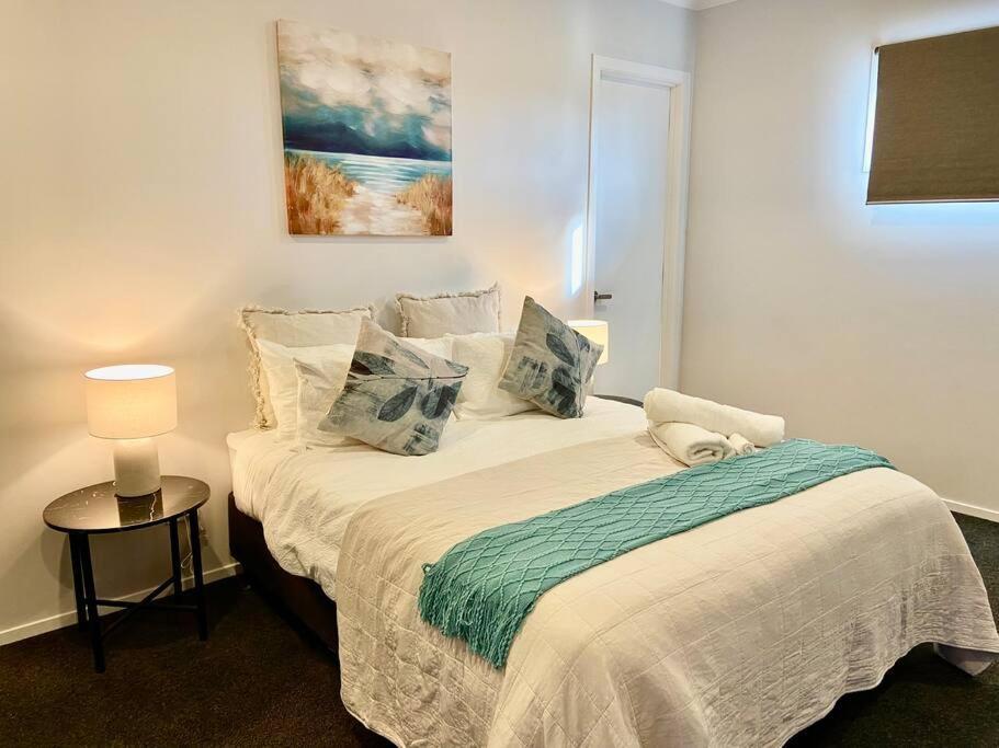 Morden Spacious New House Hamilton Bagian luar foto