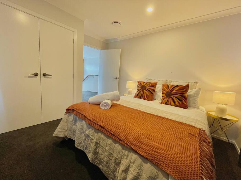 Morden Spacious New House Hamilton Bagian luar foto