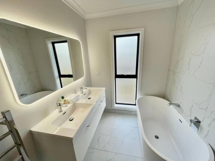 Morden Spacious New House Hamilton Bagian luar foto