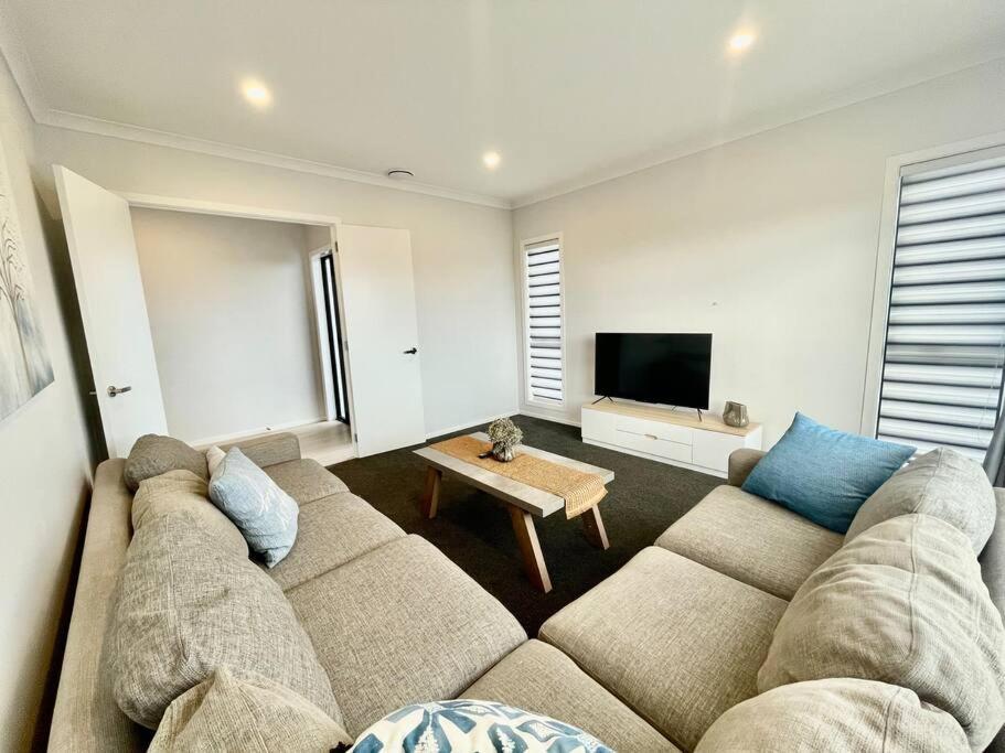 Morden Spacious New House Hamilton Bagian luar foto