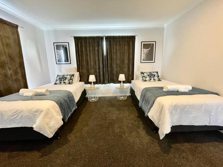 Morden Spacious New House Hamilton Bagian luar foto
