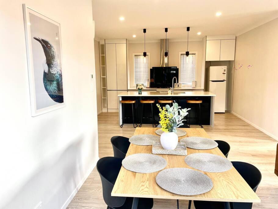 Morden Spacious New House Hamilton Bagian luar foto